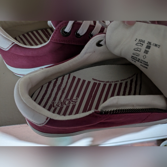 Taos Burgundy Sneakers with White Accents - Picture 4 of 6